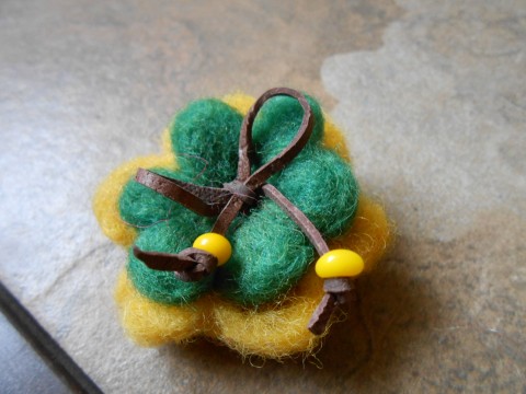 Brož kytička s koženou mašlí jarní letní jaro kytička léto mašlička 