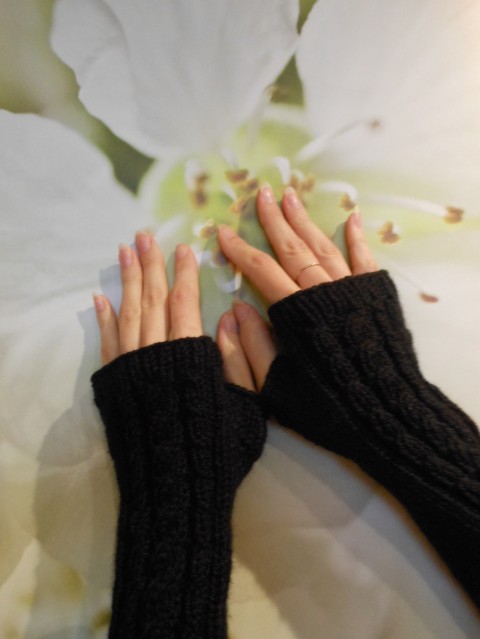 ruce v teple zima rukavice pletene navleky cerne 
