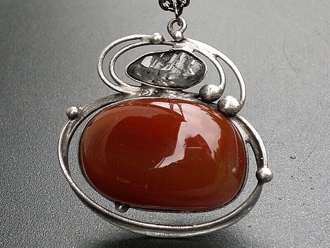 Orbit - náhrdelník z karneolu náhrdelník přívěsek cín turmalín tiffany karneol minerály cínovaný šperk 