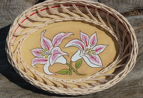Květinová ošatka červená keramika ošatka pedig květiny přírodní lístky košíkářství 