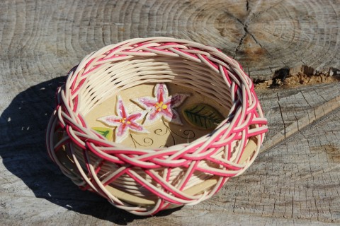 Lilie.. keramika ošatka pedig růžová květiny přírodní lístky košíkářství 
