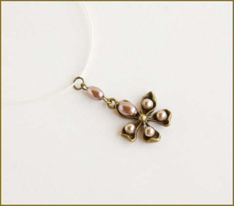 Kytička - béžová perlová kytičky náhrdelník 