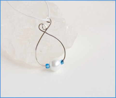 Kapka s bílou perličkou perličky náhrdelník elegance 