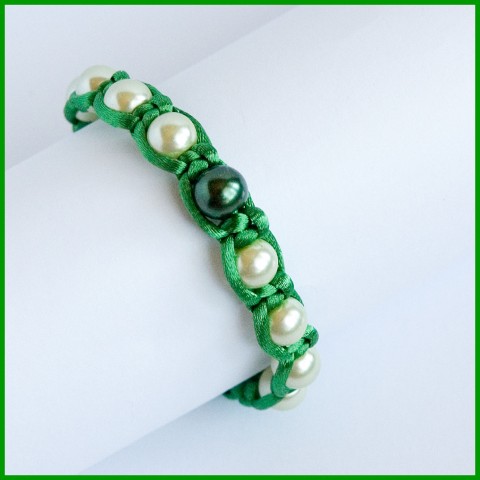 Zelený perlový náramek satén macramé 