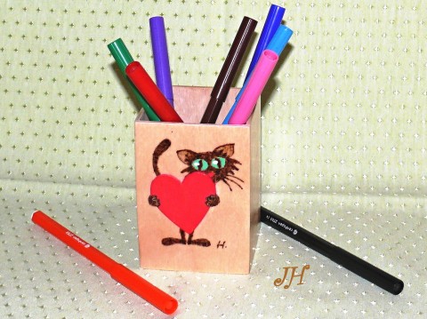 Dřevěný stojánek na tužky kočka dřevěný stojánek na tužky 