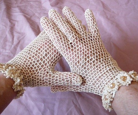 Béžové háčkované rukavičky 
