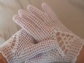bílé háčkované rukavičky