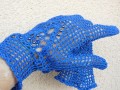 modré háčkované rukavičky