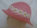 růžový háčkovaný klobouk