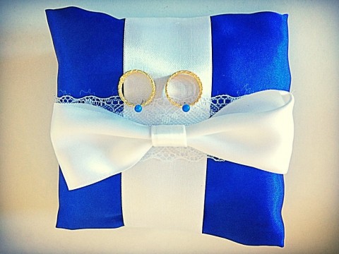 Svatební polštářek královsky modrá modrá mašle bílá růže svatba prstýnek svatební prstýnky nevěsta ženich novomanželé polštářek pod prstýnky královsky modrá studio leni 