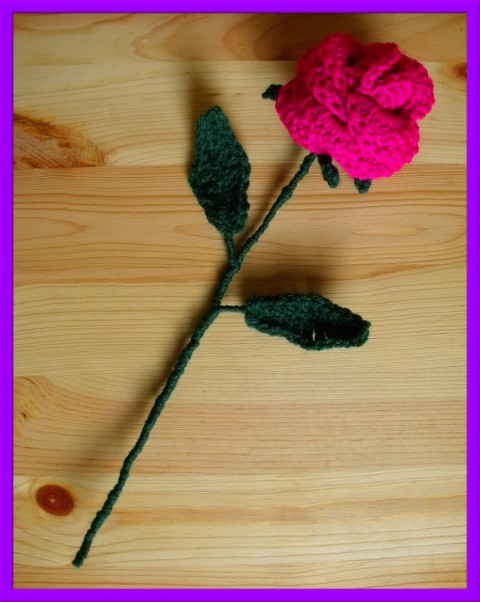 Háčkovaná růže - tmavě růžová dekorace dárek květina háčkovaná růže kytička kytka pro radost pro ženu tmavě růžová pro maminku do vázy 