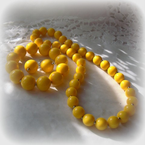 pastelově žluté náhrdelník náušnice žlutá retro náramky korále 