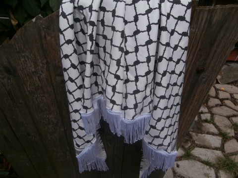 šátek bílo černý cca 145 x 45 cm bílá černá třásně šátek 