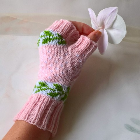 Probouzení jara - návleky na ruce zelená růžová jarní bílá květiny pletené jaro rostliny puntíky lístky návleky rukavice bezprsťáky bezprstové lístečky tečky žakér 