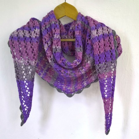 Tajemný vesmír - pletený šátek levandule fialová levandulová šeřík lila šátek šál pléd krajkový švestková šeříky šeříková dírkovaný švestky trojúhelníkový 