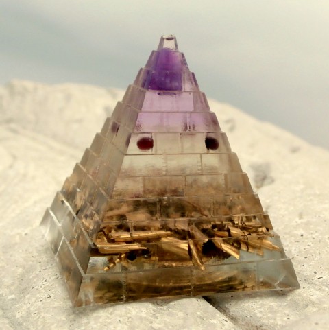 Pyramida *Ametystová brána* dekorace esoterika granát křišťál ametyst pyramida očista orgonit špony fengshui 