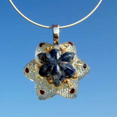 Květ lotosu *Sodalit pro stabilitu* šperk křišťál minerály energie drahé kameny osobní orgonit stones.luxusní pendant 