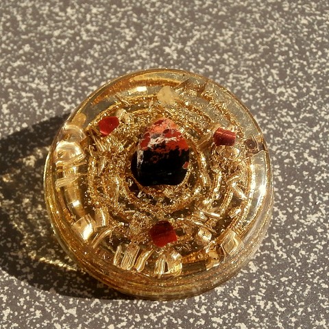 Orgonitové těžítko s Jaspisem dekorace granát křišťál meditace spirála originál amulet polodrahokamy tyrkenit handmade očista orgonit elektrosmog špony zony geopatogenní amulets lefestyle 