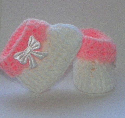 Botičky s bílou mašličkou dárek bílé háčkované růžové botičky papučky bačkůrky akrylové capáčky pro miminko porodnice na nožičky čižmičky 