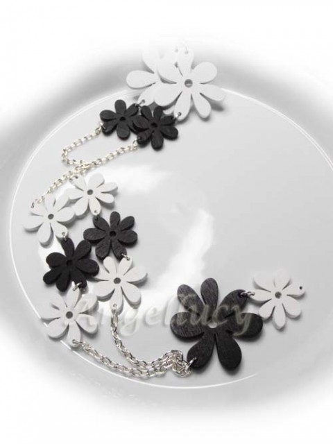 Bílo-černá variace dřevo dřevěné náhrdelník kytičky 