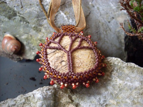 Strom v poušti šperk náhrdelník kámen korálky strom hnědá béžová šitý minerál jaspis korálkování obrázkový na krk šitý šperk 