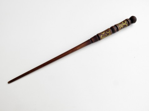 Elegantní kouzelná hůlka na larp dřevo řezba dárek čáry kouzlo magie čaroděj kouzelník kouzelná hůlka kouzelnická hůl larpová hůlka 