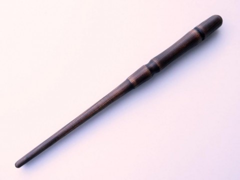Barevně stínovaná čarovná hůl dřevo řezba dárek čáry kouzlo magie čaroděj kouzelník kouzelná hůlka kouzelnická hůl larpová hůlka 