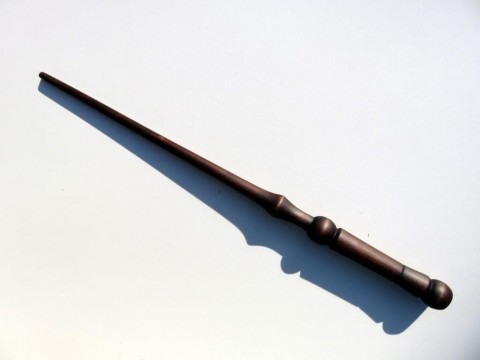 Táborová kouzelnická hůlka dřevo řezba dárek čáry kouzlo magie čaroděj kouzelník kouzelná hůlka kouzelnická hůl larpová hůlka 