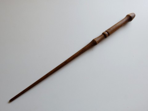 Oblíbená kouzelnická hůlka dřevo řezba dárek čáry kouzlo magie čaroděj kouzelník kouzelná hůlka kouzelnická hůl larpová hůlka 