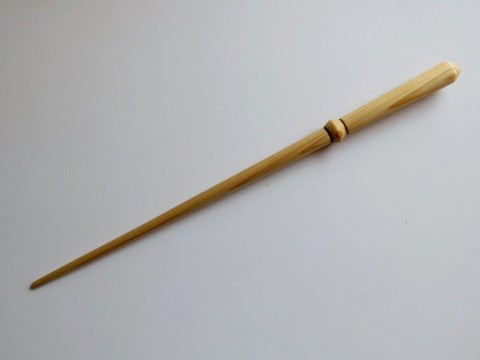 Hůlka malého kouzelníka dřevo řezba dárek čáry kouzlo magie čaroděj kouzelník kouzelná hůlka kouzelnická hůl larpová hůlka 
