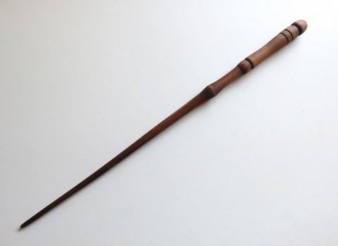 Kouzelníkova mistrova hůlka dřevo řezba dárek čáry kouzlo magie čaroděj kouzelník kouzelná hůlka kouzelnická hůl larpová hůlka 