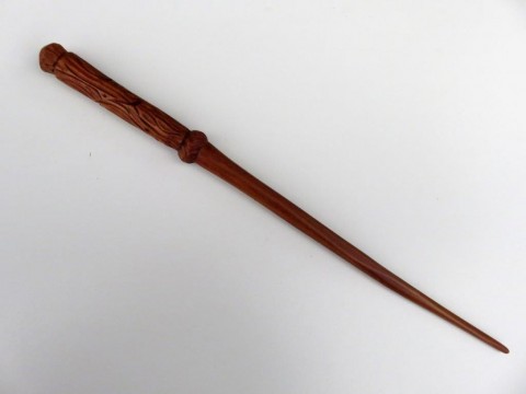Vyřezávaná magická hůlka dřevo řezba dárek čáry kouzlo magie čaroděj kouzelník kouzelná hůlka kouzelnická hůl larpová hůlka 