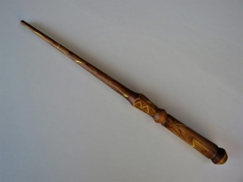 Zlacené runy na kouzelnické hůlce dřevo řezba dárek čáry kouzlo magie čaroděj kouzelník kouzelná hůlka runy kouzelnická hůl larpová hůlka zlacené runy 