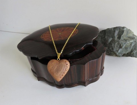 Srdíčko přívěsek č. 3 dřevo řezba šperk přívěsek náramek srdce dárek vánoce narozeniny svátek ozdoba řetízek valentýn handmade ruční práce truhlář 