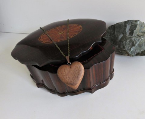 Srdíčko přívěsek č. 6 dřevo řezba šperk přívěsek náramek srdce dárek vánoce narozeniny svátek ozdoba řetízek valentýn handmade ruční práce truhlář 