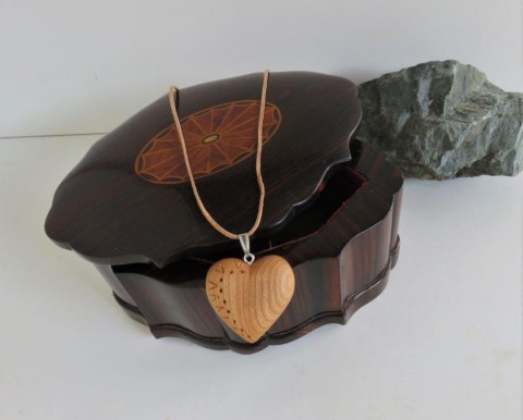 Srdíčko přívěsek č. 8 dřevo řezba šperk přívěsek náramek srdce dárek vánoce narozeniny svátek ozdoba řetízek valentýn handmade ruční práce truhlář 