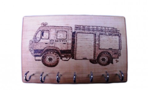 Věšáček Hasičské auto dřevo dekorace dárek auto věšák věšáček obrázek hasiči na přání pyrografika hasič xixi hasičské auto cisterna vypalování do dřeva pyrografie 