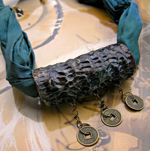 Náhrdelník keramický Mince štěstí šperk náhrdelník přívěsek originální keramika hnědá hedvábí autorský modrozelená petrolejová zelenomodrá tibet keramický šperk jihočeši penízky štěstí 