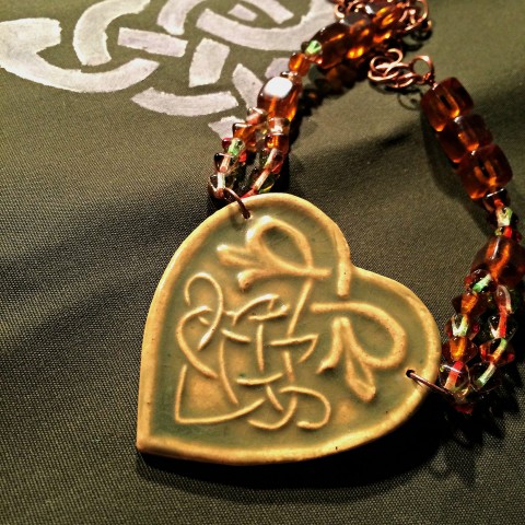 Keramický náhrdelník - Irské srdce šperk náhrdelník přívěsek srdce zelená keramika srdíčko přírodní valentýn starobylé uzel keltský kelt keltové magické keramický šperk keltský ornament keltský uzel 