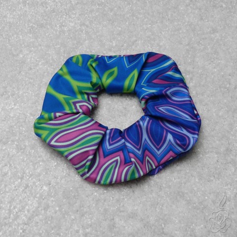 Gumička do vlasů s barevným vzorem barevná gumička látková gumička scrunchie vzorovaná gumička 