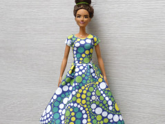 Barevné šatičky pro Barbie