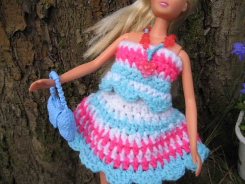 Šatičky na Barbie Barevné. barevné pestré háčkované pruhované šatičky oblečky barbie pro dívky barbína panenka barbie oblečky na barbie oblečky pro panenky 
