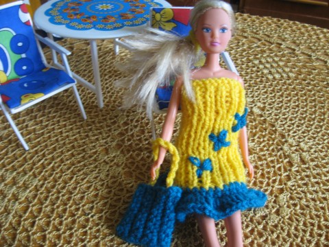 Šatičky na Barbie Modrá je dobrá. zábava panenka pletené taštička hra oblečky kanýr barbie háčkovaná taštička obháčkované pro dívky pro holky oblečky na panenku barbína panenka barbie oblečky na barbie modrožluté šatičky modrožluté 