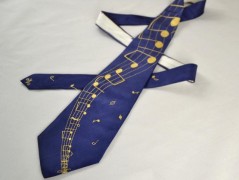 Tm. modrá kravata s notovou osnovou