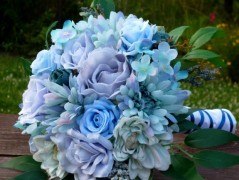 Svatební kytice světle modrá