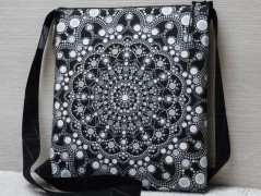 Černobílá kabelka s mandalou DotArt