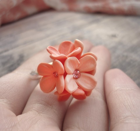 Peach prsten květina květy top květ kytičky romantické fimo prstýnek něžné kvítek lůžko kvítky pecičky kvítečky prst kvítí exkluzivní zasněné kvítkové nominace nominační 