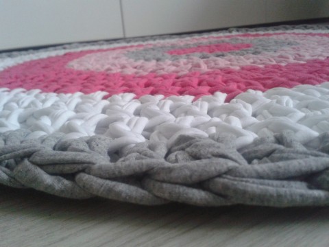 Háčkovaný kobereček háčkovaný růžový šedý bílý šňůrky kobereček špagáty 