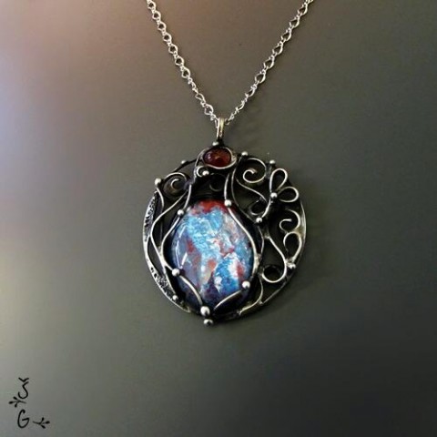 Náhrdelník - Gwen šperk náhrdelník přívěsek modrý originální granát červený tiffany autorský kouzelný magický malované sklo pohádkový cínovený 