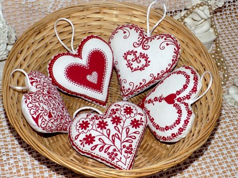 Sada 5 kusů - srdíčka červeno-bílá červená srdce dekorace dárek ozdoby vánoce srdíčka jehelníček handmade vánoční ozdoby červeno-bílá 